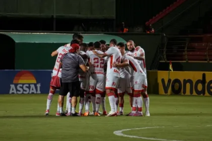 com-brilho-do-goleiro-dalberson,-vila-nova-derrota-velo-clube-nas-penalidades-e-avanca-na-copa-do-brasil