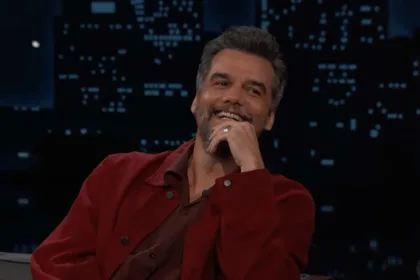 wagner-moura-chama-bolsonaro-de-“trump-brasileiro”-em-talk-show-de-jimmy-kimmel-as-vesperas-do-oscar