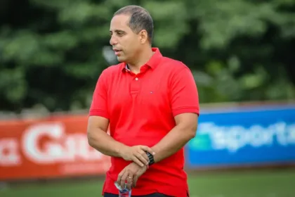 mesmo-classificado,-hugo-jorge-bravo-afirma-que-todos-serao-cobrados-e-reclama-de-lesoes-no-vila-nova:-“acougue”