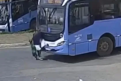 avo-e-neto-sao-atropelados-por-onibus-no-terminal-provisorio-de-senador-canedo