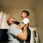 licenca-paternidade-ampliada:-entenda-a-proposta-aprovada-no-senado