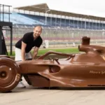 carro-de-f1-feito-de-chocolate-e-exposto-em-silverstone