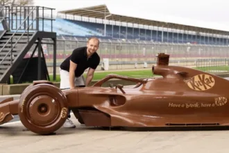 carro-de-f1-feito-de-chocolate-e-exposto-em-silverstone