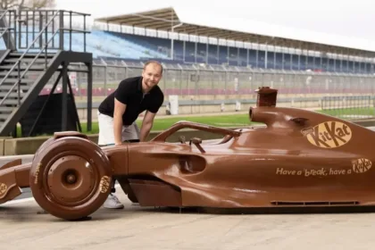carro-de-f1-feito-de-chocolate-e-exposto-em-silverstone