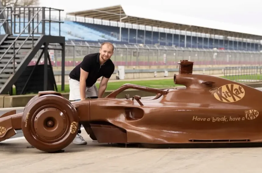 carro-de-f1-feito-de-chocolate-e-exposto-em-silverstone