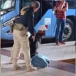 homem-tenta-furtar-arma-de-prf-na-rodoviaria-de-goiania-e-e-preso;-video