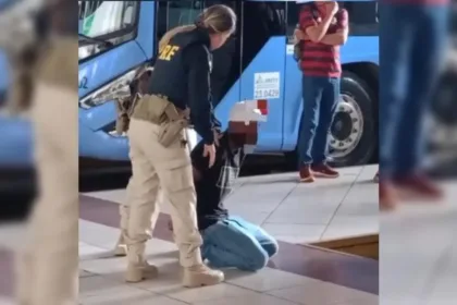 homem-tenta-furtar-arma-de-prf-na-rodoviaria-de-goiania-e-e-preso;-video