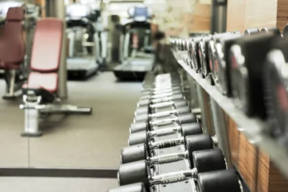 academia-de-anapolis-e-condenada-a-pagar-r$-20-mil-a-aluno-que-foi-advertido-por-usar-short-considerado-inadequado