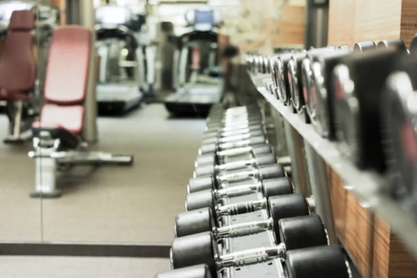 academia-de-anapolis-e-condenada-a-pagar-r$-20-mil-a-aluno-que-foi-advertido-por-usar-short-considerado-inadequado