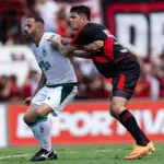 com-dois-gols-de-anselmo-ramon,-goias-vence-atletico-no-accioly-e-abre-vantagem-na-decisao-do-goianao