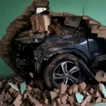 carro-em-zigue-zague-destroi-muro-e-invade-casa-em-goiania