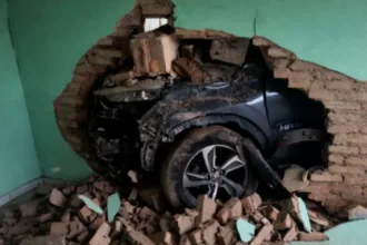 carro-em-zigue-zague-destroi-muro-e-invade-casa-em-goiania