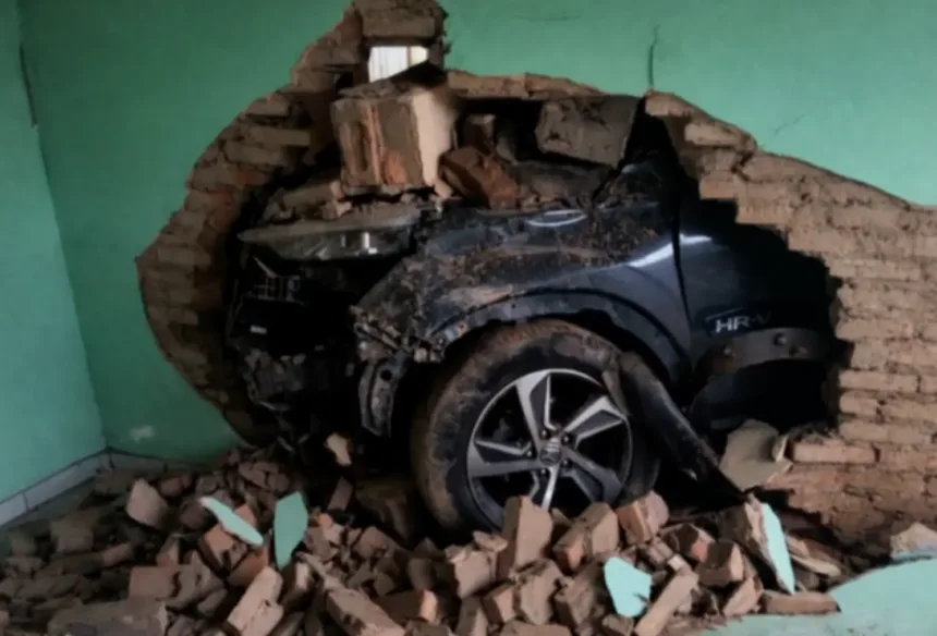 carro-em-zigue-zague-destroi-muro-e-invade-casa-em-goiania