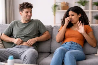 por-que-o-cheiro-do-proprio-pum-nao-incomoda,-mas-o-dos-outros-causa-repulsa?-ciencia-explica