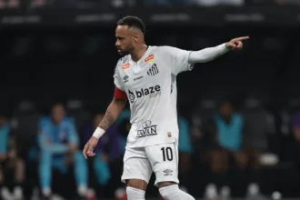 neymar-afirma-que-curtiu-foto-por-engano-e-critica-reacao-nas-redes-–-brasil-247