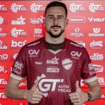 helton-leite-promete-brigar-pela-titularidade-no-vila-nova-e-revela-inspiracao-no-pai,-ex-goleiro