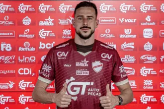 helton-leite-promete-brigar-pela-titularidade-no-vila-nova-e-revela-inspiracao-no-pai,-ex-goleiro