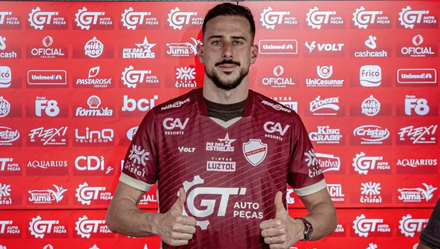 helton-leite-promete-brigar-pela-titularidade-no-vila-nova-e-revela-inspiracao-no-pai,-ex-goleiro