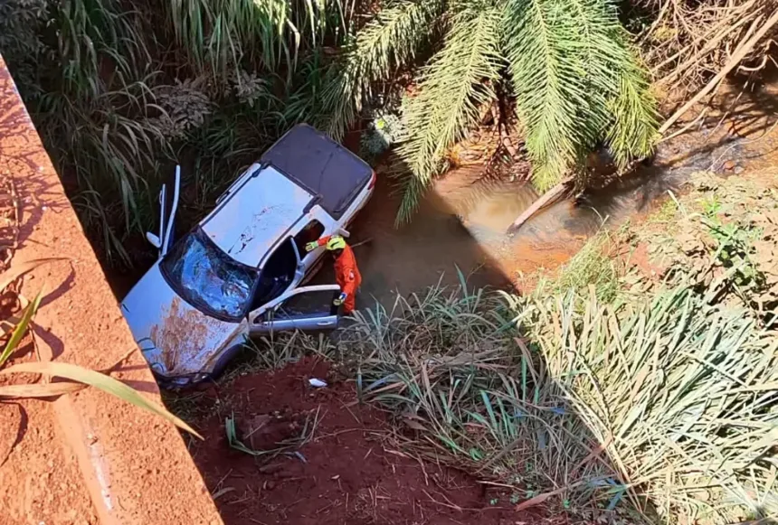 motorista-sobrevive-apos-carro-cair-de-ponte-de-20-metros-na-go-438,-no-vale-do-sao-patricio