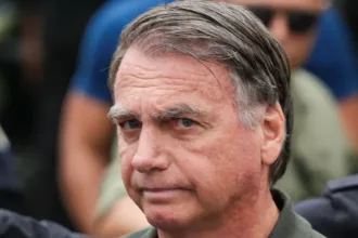 bolsonaro-pede-autorizacao-a-moraes-para-receber-conselheiro-de-trump-na-prisao