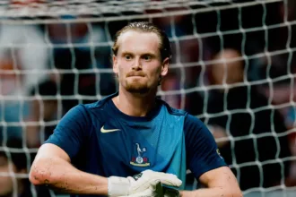 goleiro-do-tottenham-falha-duas-vezes-e-e-substituido-na-champions-apos-sofrer-tres-gols-em-15-minutos