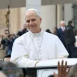 papa-leao-xiv-recebe-camisa-do-flamengo-durante-audiencia-no-vaticano-e-sauda-brasileiros-na-praca-sao-pedro