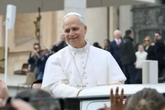 papa-leao-xiv-recebe-camisa-do-flamengo-durante-audiencia-no-vaticano-e-sauda-brasileiros-na-praca-sao-pedro