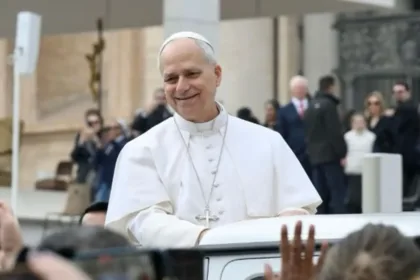 papa-leao-xiv-recebe-camisa-do-flamengo-durante-audiencia-no-vaticano-e-sauda-brasileiros-na-praca-sao-pedro
