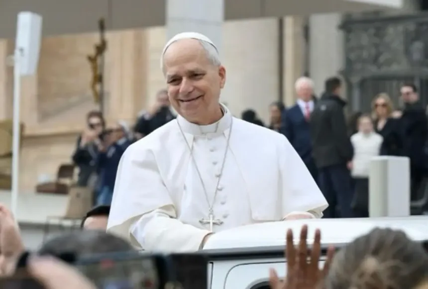papa-leao-xiv-recebe-camisa-do-flamengo-durante-audiencia-no-vaticano-e-sauda-brasileiros-na-praca-sao-pedro