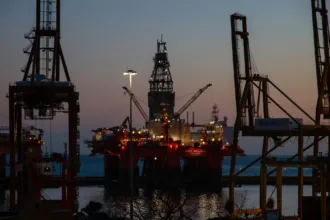 petroleo-volta-a-superar-us$-100-apos-novas-ameacas-em-ormuz-–-infomoney