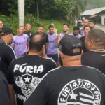 membros-de-torcida-organizada-intimidam-jogadores-e-dirigentes-do-botafogo-no-ct-lonier