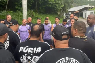 membros-de-torcida-organizada-intimidam-jogadores-e-dirigentes-do-botafogo-no-ct-lonier