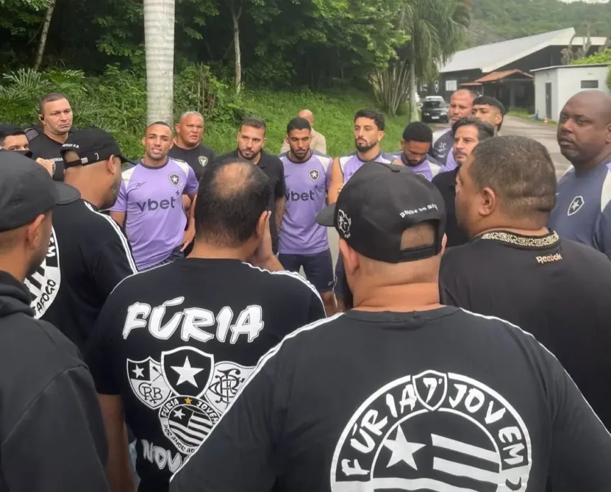 membros-de-torcida-organizada-intimidam-jogadores-e-dirigentes-do-botafogo-no-ct-lonier