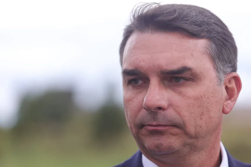 bolsonaro-nao-tem-previsao-de-alta-hospitalar,-diz-flavio