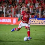 rafa-silva-fala-sobre-importancia-da-classificacao-do-vila-nova-na-copa-do-brasil