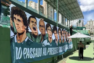 torcida-do-goias-eterniza-idolos-com-nova-faixa-na-serrinha