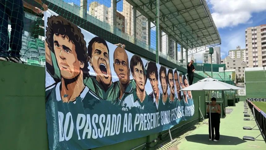 torcida-do-goias-eterniza-idolos-com-nova-faixa-na-serrinha