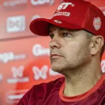 apesar-da-classificacao,-tecnico-do-vila-diz-que-nao-esta-satisfeito-com-o-rendimento-do-time