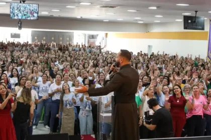 congresso-agraciadas:-‘quando-uma-mulher-fortalece-a-sua-fe,-tambem-fortalece-o-ambiente-ao-seu-redor’,-diz-padre-marcos