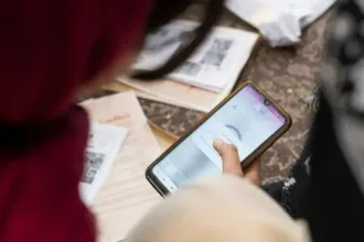 conexoes-secretas-na-fronteira-e-redes-privadas:-como-iranianos-desesperados-mantem-contato-com-familiares-no-exterior