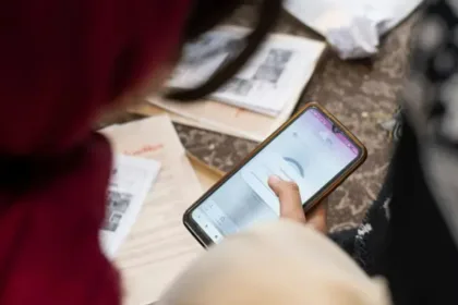 conexoes-secretas-na-fronteira-e-redes-privadas:-como-iranianos-desesperados-mantem-contato-com-familiares-no-exterior