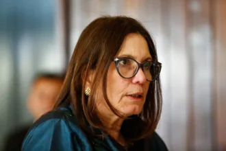 bia-kicis-diz-que-bolsonaro-teve-“boa-melhora”,-mas-inspira-“muito-cuidado”