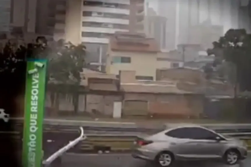 cancela-automatica-e-derrubada-por-carro-dias-apos-sistema-ser-acionado-pela-primeira-vez-na-marginal-botafogo,-em-goiania