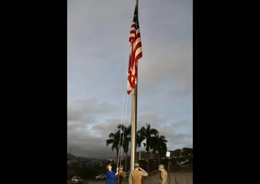 bandeira-dos-eua-volta-a-ser-hasteada-na-venezuela-apos-sete-anos