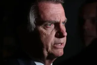 carlos-atualiza-estado-de-saude-de-jair-bolsonaro-apos-visita:-“continua-grave”-–-nsc-total