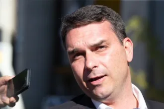 alvo-de-criticas-por-“video-alegre”,-flavio-diz-que-recebeu-pedido-de-bolsonaro