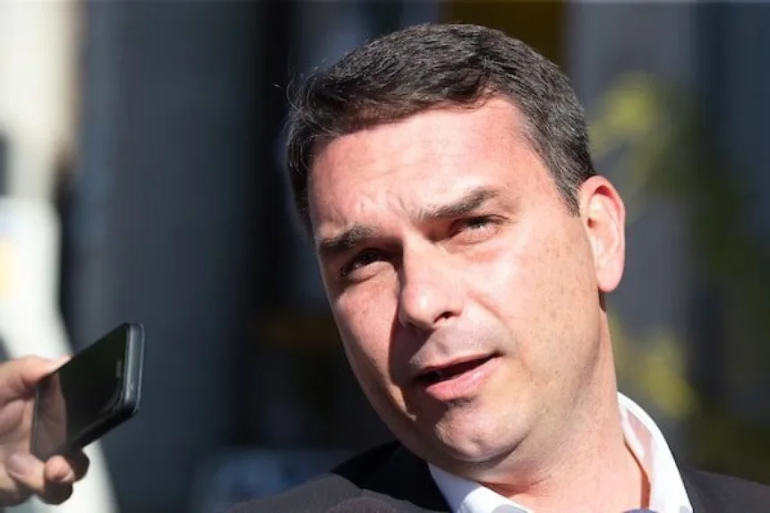 alvo-de-criticas-por-“video-alegre”,-flavio-diz-que-recebeu-pedido-de-bolsonaro