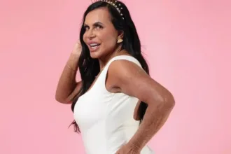 gretchen-surge-de-minibiquini-durante-passeio-de-barco-e-chama-atencao;-veja-fotos