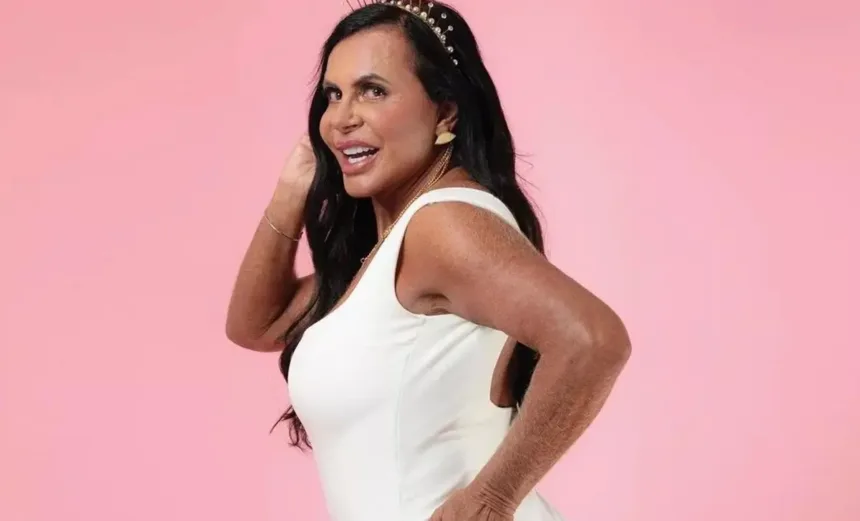 gretchen-surge-de-minibiquini-durante-passeio-de-barco-e-chama-atencao;-veja-fotos