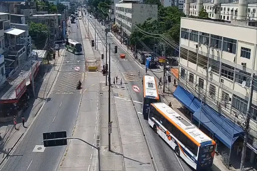 bandidos-sequestram-ao-menos-cinco-onibus-no-rio-de-janeiro